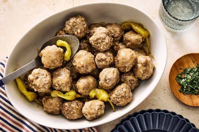 Soslu köfte ve biberlerin yer aldığı servis tabağı.